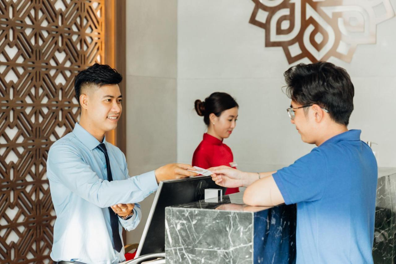 Phu Thang Grand Hotel Duc Hoa Exterior foto