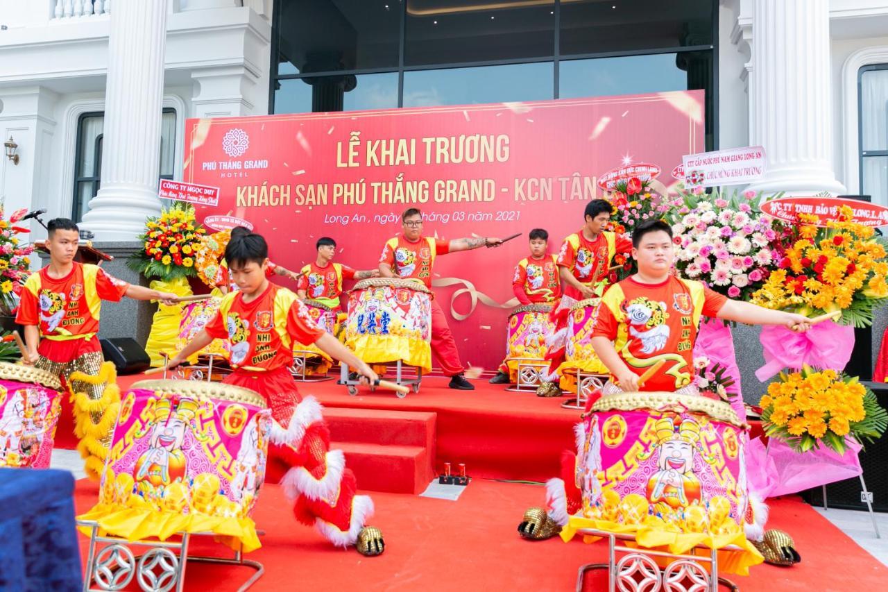 Phu Thang Grand Hotel Duc Hoa Exterior foto