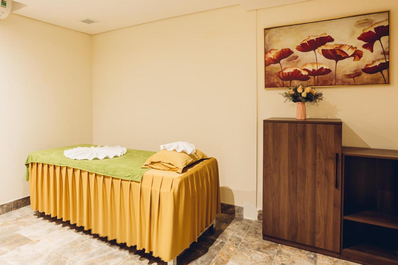 Phu Thang Grand Hotel Duc Hoa Exterior foto